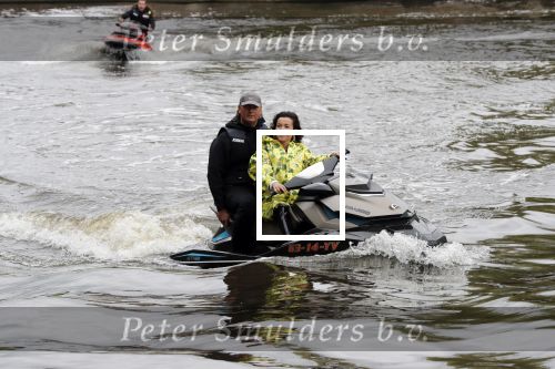 Amsterdam 28 mei 2019
Birgit Schuurman arriveert op een jetski bij cafe de waterkant om daar een gids van Liptonice uit te reiken aan eigenaar van de waterkant.