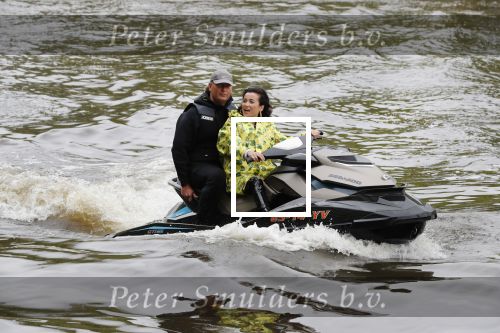 Amsterdam 28 mei 2019
Birgit Schuurman arriveert op een jetski bij cafe de waterkant om daar een gids van Liptonice uit te reiken aan eigenaar van de waterkant.