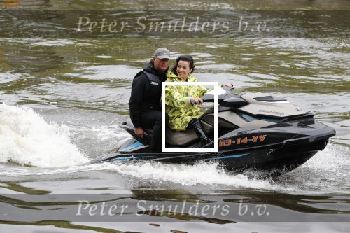 Amsterdam 28 mei 2019
Birgit Schuurman arriveert op een jetski bij cafe de waterkant om daar een gids van Liptonice uit te reiken aan eigenaar van de waterkant.