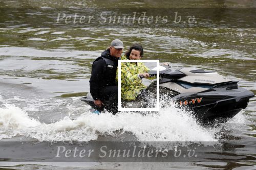 Amsterdam 28 mei 2019
Birgit Schuurman arriveert op een jetski bij cafe de waterkant om daar een gids van Liptonice uit te reiken aan eigenaar van de waterkant.