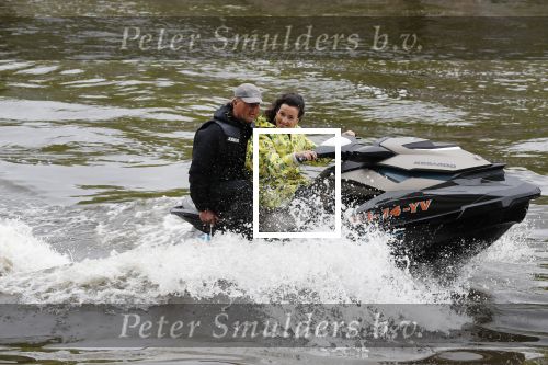 Amsterdam 28 mei 2019
Birgit Schuurman arriveert op een jetski bij cafe de waterkant om daar een gids van Liptonice uit te reiken aan eigenaar van de waterkant.
