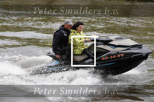 Amsterdam 28 mei 2019
Birgit Schuurman arriveert op een jetski bij cafe de waterkant om daar een gids van Liptonice uit te reiken aan eigenaar van de waterkant.