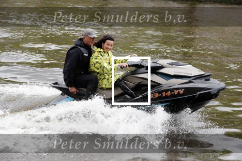 Amsterdam 28 mei 2019
Birgit Schuurman arriveert op een jetski bij cafe de waterkant om daar een gids van Liptonice uit te reiken aan eigenaar van de waterkant.