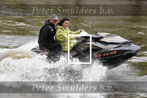Amsterdam 28 mei 2019
Birgit Schuurman arriveert op een jetski bij cafe de waterkant om daar een gids van Liptonice uit te reiken aan eigenaar van de waterkant.