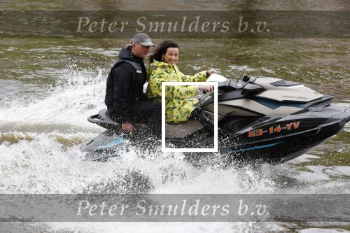 Amsterdam 28 mei 2019
Birgit Schuurman arriveert op een jetski bij cafe de waterkant om daar een gids van Liptonice uit te reiken aan eigenaar van de waterkant.