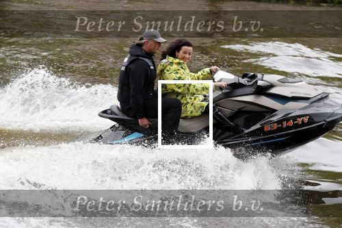 Amsterdam 28 mei 2019
Birgit Schuurman arriveert op een jetski bij cafe de waterkant om daar een gids van Liptonice uit te reiken aan eigenaar van de waterkant.