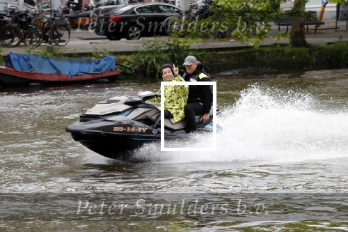 Amsterdam 28 mei 2019
Birgit Schuurman arriveert op een jetski bij cafe de waterkant om daar een gids van Liptonice uit te reiken aan eigenaar van de waterkant.