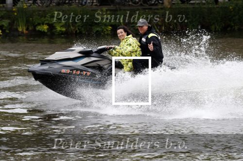 Amsterdam 28 mei 2019
Birgit Schuurman arriveert op een jetski bij cafe de waterkant om daar een gids van Liptonice uit te reiken aan eigenaar van de waterkant.