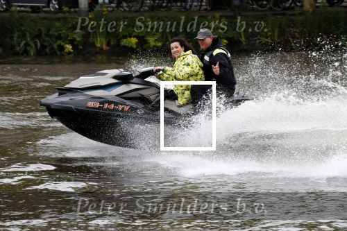 Amsterdam 28 mei 2019
Birgit Schuurman arriveert op een jetski bij cafe de waterkant om daar een gids van Liptonice uit te reiken aan eigenaar van de waterkant.