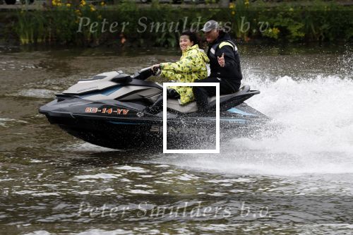 Amsterdam 28 mei 2019
Birgit Schuurman arriveert op een jetski bij cafe de waterkant om daar een gids van Liptonice uit te reiken aan eigenaar van de waterkant.