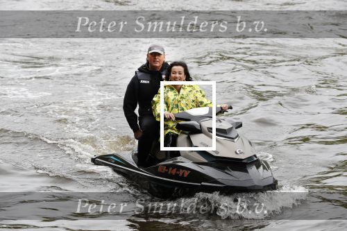 Amsterdam 28 mei 2019
Birgit Schuurman arriveert op een jetski bij cafe de waterkant om daar een gids van Liptonice uit te reiken aan eigenaar van de waterkant.