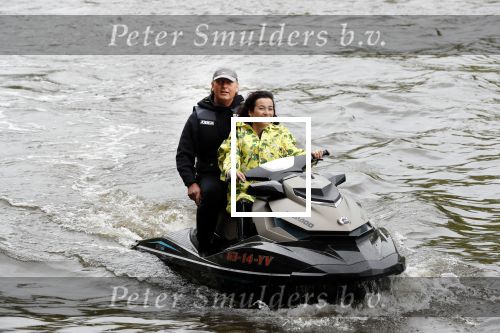 Amsterdam 28 mei 2019
Birgit Schuurman arriveert op een jetski bij cafe de waterkant om daar een gids van Liptonice uit te reiken aan eigenaar van de waterkant.