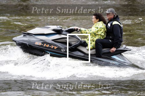 Amsterdam 28 mei 2019
Birgit Schuurman arriveert op een jetski bij cafe de waterkant om daar een gids van Liptonice uit te reiken aan eigenaar van de waterkant.