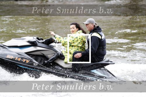 Amsterdam 28 mei 2019
Birgit Schuurman arriveert op een jetski bij cafe de waterkant om daar een gids van Liptonice uit te reiken aan eigenaar van de waterkant.