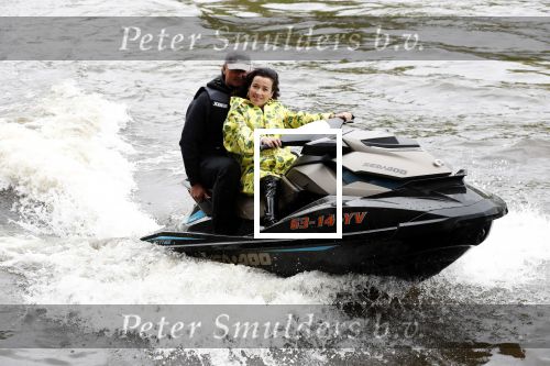 Amsterdam 28 mei 2019
Birgit Schuurman arriveert op een jetski bij cafe de waterkant om daar een gids van Liptonice uit te reiken aan eigenaar van de waterkant.