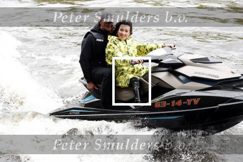 Amsterdam 28 mei 2019
Birgit Schuurman arriveert op een jetski bij cafe de waterkant om daar een gids van Liptonice uit te reiken aan eigenaar van de waterkant.