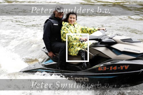 Amsterdam 28 mei 2019
Birgit Schuurman arriveert op een jetski bij cafe de waterkant om daar een gids van Liptonice uit te reiken aan eigenaar van de waterkant.