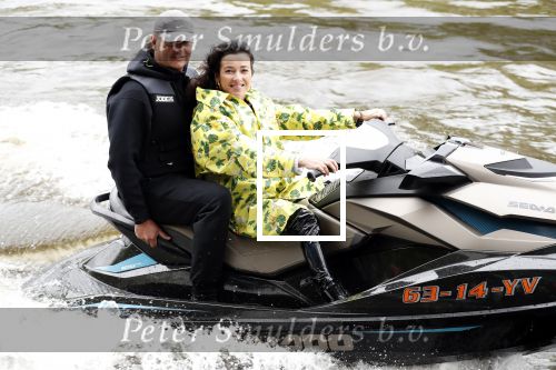 Amsterdam 28 mei 2019
Birgit Schuurman arriveert op een jetski bij cafe de waterkant om daar een gids van Liptonice uit te reiken aan eigenaar van de waterkant.