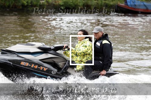 Amsterdam 28 mei 2019
Birgit Schuurman arriveert op een jetski bij cafe de waterkant om daar een gids van Liptonice uit te reiken aan eigenaar van de waterkant.