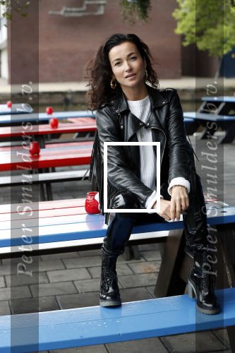 Amsterdam 28 mei 2019
Birgit Schuurman arriveert op een jetski bij cafe de waterkant om daar een gids van Liptonice uit te reiken aan eigenaar van de waterkant.