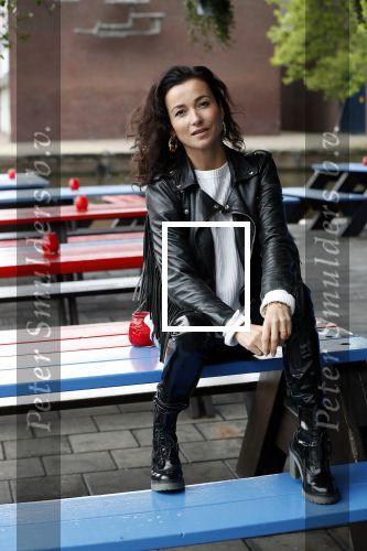 Amsterdam 28 mei 2019
Birgit Schuurman arriveert op een jetski bij cafe de waterkant om daar een gids van Liptonice uit te reiken aan eigenaar van de waterkant.