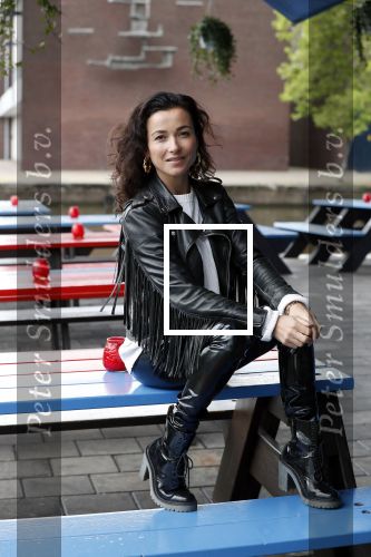 Amsterdam 28 mei 2019
Birgit Schuurman arriveert op een jetski bij cafe de waterkant om daar een gids van Liptonice uit te reiken aan eigenaar van de waterkant.