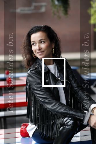 Amsterdam 28 mei 2019
Birgit Schuurman arriveert op een jetski bij cafe de waterkant om daar een gids van Liptonice uit te reiken aan eigenaar van de waterkant.