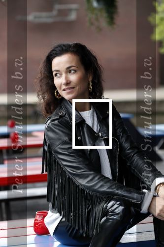 Amsterdam 28 mei 2019
Birgit Schuurman arriveert op een jetski bij cafe de waterkant om daar een gids van Liptonice uit te reiken aan eigenaar van de waterkant.