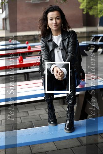 Amsterdam 28 mei 2019
Birgit Schuurman arriveert op een jetski bij cafe de waterkant om daar een gids van Liptonice uit te reiken aan eigenaar van de waterkant.