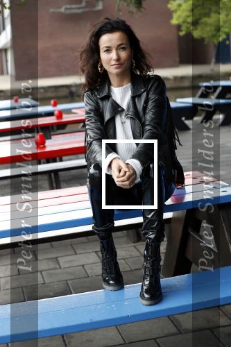 Amsterdam 28 mei 2019
Birgit Schuurman arriveert op een jetski bij cafe de waterkant om daar een gids van Liptonice uit te reiken aan eigenaar van de waterkant.