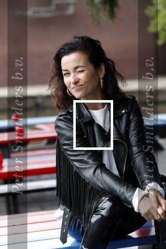Amsterdam 28 mei 2019
Birgit Schuurman arriveert op een jetski bij cafe de waterkant om daar een gids van Liptonice uit te reiken aan eigenaar van de waterkant.