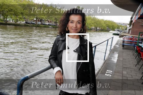 Amsterdam 28 mei 2019
Birgit Schuurman arriveert op een jetski bij cafe de waterkant om daar een gids van Liptonice uit te reiken aan eigenaar van de waterkant.