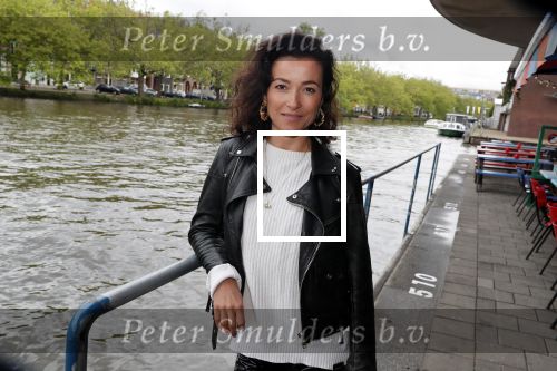Amsterdam 28 mei 2019
Birgit Schuurman arriveert op een jetski bij cafe de waterkant om daar een gids van Liptonice uit te reiken aan eigenaar van de waterkant.