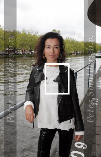 Amsterdam 28 mei 2019
Birgit Schuurman arriveert op een jetski bij cafe de waterkant om daar een gids van Liptonice uit te reiken aan eigenaar van de waterkant.