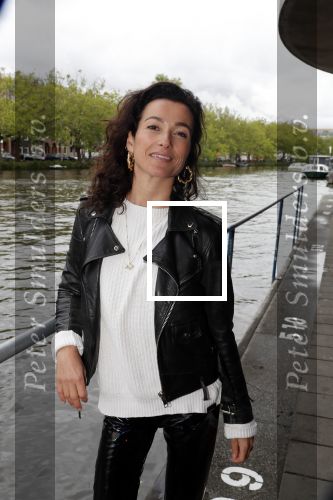Amsterdam 28 mei 2019
Birgit Schuurman arriveert op een jetski bij cafe de waterkant om daar een gids van Liptonice uit te reiken aan eigenaar van de waterkant.