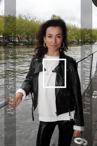 Amsterdam 28 mei 2019
Birgit Schuurman arriveert op een jetski bij cafe de waterkant om daar een gids van Liptonice uit te reiken aan eigenaar van de waterkant.