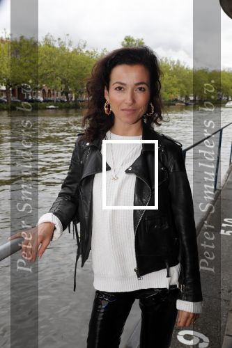 Amsterdam 28 mei 2019
Birgit Schuurman arriveert op een jetski bij cafe de waterkant om daar een gids van Liptonice uit te reiken aan eigenaar van de waterkant.