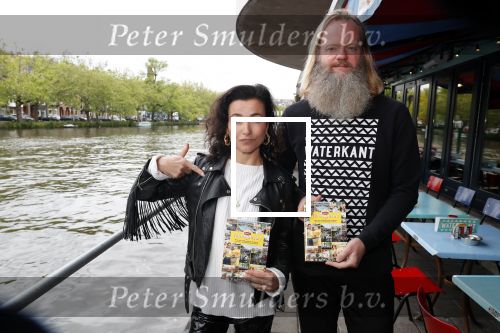 Amsterdam 28 mei 2019
Birgit Schuurman arriveert op een jetski bij cafe de waterkant om daar een gids van Liptonice uit te reiken aan eigenaar van de waterkant.