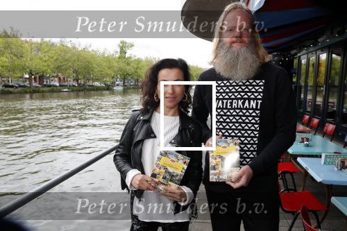 Amsterdam 28 mei 2019
Birgit Schuurman arriveert op een jetski bij cafe de waterkant om daar een gids van Liptonice uit te reiken aan eigenaar van de waterkant.