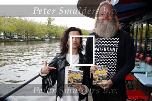 Amsterdam 28 mei 2019
Birgit Schuurman arriveert op een jetski bij cafe de waterkant om daar een gids van Liptonice uit te reiken aan eigenaar van de waterkant.