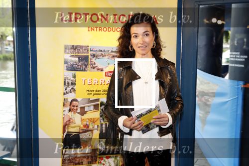 Amsterdam 28 mei 2019
Birgit Schuurman arriveert op een jetski bij cafe de waterkant om daar een gids van Liptonice uit te reiken aan eigenaar van de waterkant.