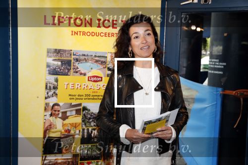 Amsterdam 28 mei 2019
Birgit Schuurman arriveert op een jetski bij cafe de waterkant om daar een gids van Liptonice uit te reiken aan eigenaar van de waterkant.