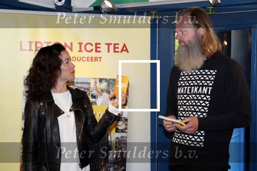 Amsterdam 28 mei 2019
Birgit Schuurman arriveert op een jetski bij cafe de waterkant om daar een gids van Liptonice uit te reiken aan eigenaar van de waterkant.