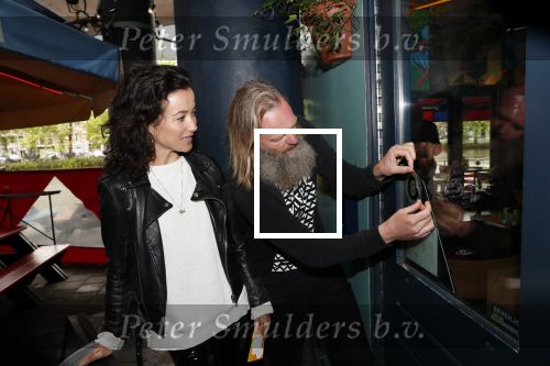 Amsterdam 28 mei 2019
Birgit Schuurman arriveert op een jetski bij cafe de waterkant om daar een gids van Liptonice uit te reiken aan eigenaar van de waterkant.