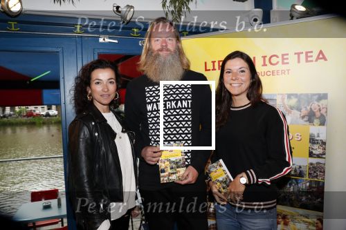 Amsterdam 28 mei 2019
Birgit Schuurman arriveert op een jetski bij cafe de waterkant om daar een gids van Liptonice uit te reiken aan eigenaar van de waterkant.