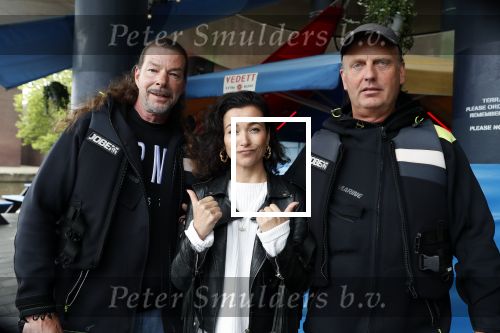 Amsterdam 28 mei 2019
Birgit Schuurman arriveert op een jetski bij cafe de waterkant om daar een gids van Liptonice uit te reiken aan eigenaar van de waterkant.