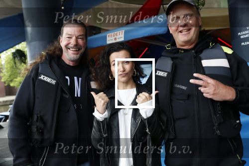 Amsterdam 28 mei 2019
Birgit Schuurman arriveert op een jetski bij cafe de waterkant om daar een gids van Liptonice uit te reiken aan eigenaar van de waterkant.