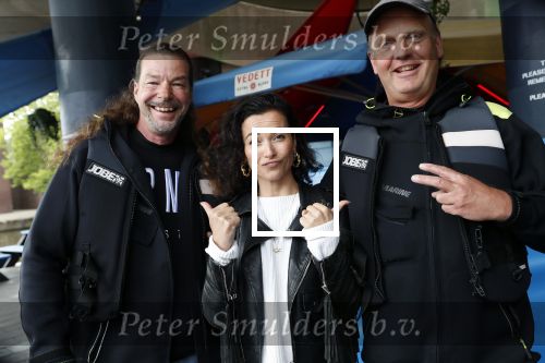 Amsterdam 28 mei 2019
Birgit Schuurman arriveert op een jetski bij cafe de waterkant om daar een gids van Liptonice uit te reiken aan eigenaar van de waterkant.