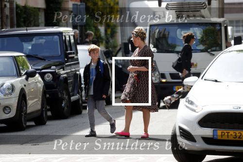 Amsterdam 23 mei 2019
Bridget Maassland haalt met haar mini cooper Cabrio zoon Mees op.