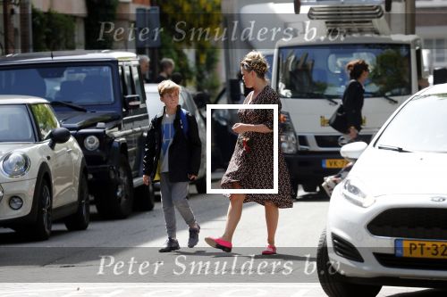 Amsterdam 23 mei 2019
Bridget Maassland haalt met haar mini cooper Cabrio zoon Mees op.